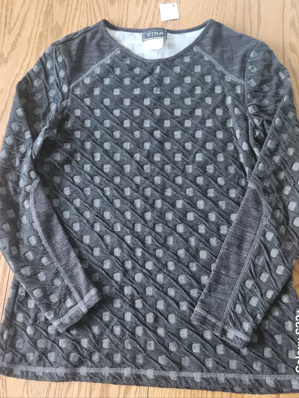 VIDA Women's Charcoal Quilted Dot Texture Knit Long Sleeve Top